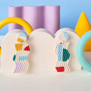 bunte 80er memphis stil handgefertigte polymer clay ohrringe. Geometrische Ohrringe in rot, hellblau, gelb und grün
