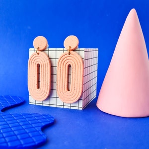 Kleurrijke geometrische handgemaakte polymeer klei oorbellen in jaren 80 stijl. Minimalistische Art deco hangers in verschillende kleuren roze langwerpig