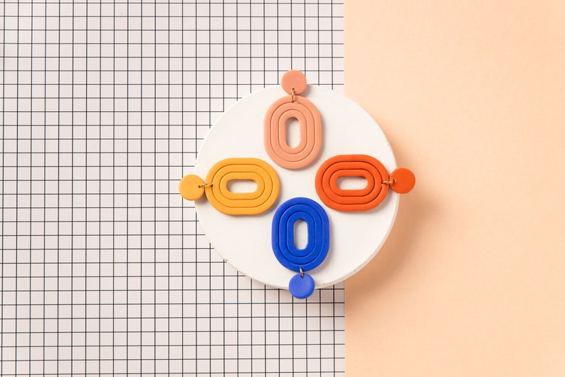 Kleurrijke geometrische handgemaakte polymeer klei oorbellen in jaren 80 stijl. Minimalistische Art deco hangers in verschillende kleuren image 2