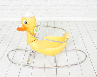 Pato mecedor Canova vintage de los años 60 con sombrero. Coleccionable italiano vintage retro de mediados de siglo. Caballito amarillo de goma y plástico para niños pequeños.