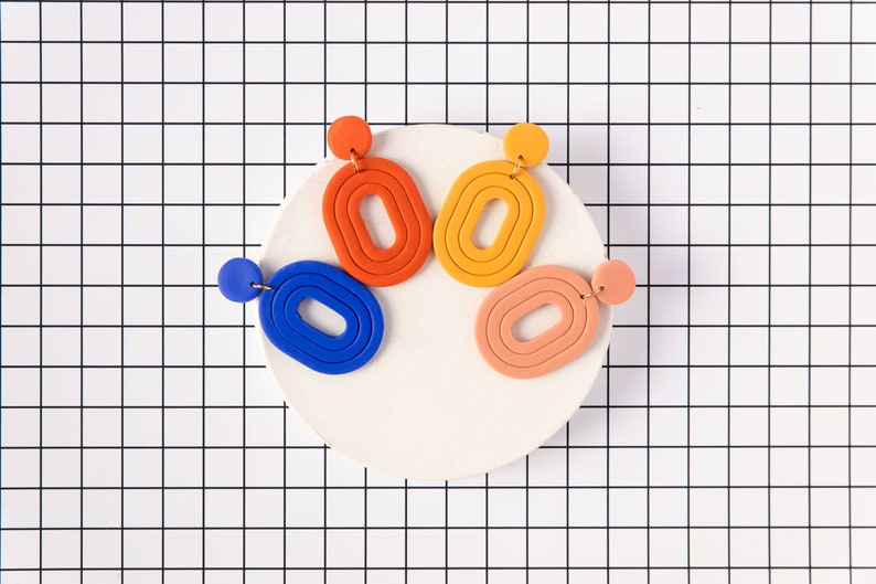 Kleurrijke geometrische handgemaakte polymeer klei oorbellen in jaren 80 stijl. Minimalistische Art deco hangers in verschillende kleuren image 1