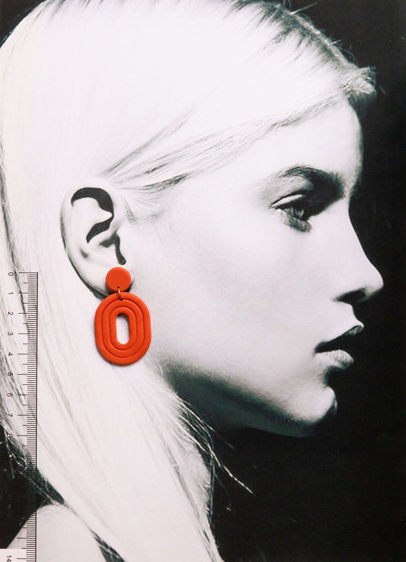 Kleurrijke geometrische handgemaakte polymeer klei oorbellen in jaren 80 stijl. Minimalistische Art deco hangers in verschillende kleuren image 7