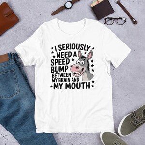 Necesito seriamente un tope de velocidad entre mi cerebro y mi boca. Divertida camiseta con cita sarcástica de burro. Regalo para conversadores o bromistas.