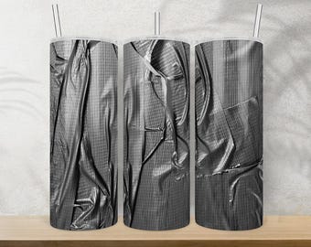 Könnte beinhalten: Drei Edelstahlbecher mit einem silbernen Klebeband-Design. Die Becher sind alle gleich groß und haben die gleiche Form und einen durchsichtigen Deckel.
