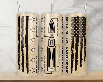 Puede incluir: Un juego de tres vasos de acero inoxidable beige con pajitas. Cada vaso presenta un diseño diferente: una bandera estadounidense desgastada, un diagrama de una bala y una bandera estadounidense desgastada. El texto incluye "Magical Fire Dust" y "Anatomy of a Pew".