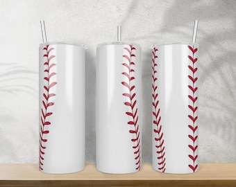 Puede incluir: Tres vasos de acero inoxidable blanco con diseños de costuras de béisbol rojas. Los vasos tienen tapas y pajitas.