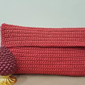 Damen-Umhängetasche, komplett von Hand mit der Häkeltechnik gefertigt. Zusammenklappbar mit praktischem Clipverschluss.