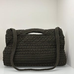 Damen-Umhängetasche, komplett von Hand mit der Häkeltechnik gefertigt. Zusammenklappbar mit praktischem Clipverschluss.