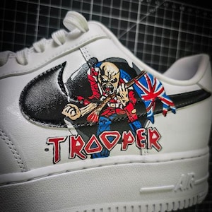 Benutzerdefinierte Schuhe Musik Heavy Metal Band Iron Maiden, coole Comicfigur Designs Trooper Schädel ideales Geschenk handgefertigte bemalte Turnschuhe Cosplay Kunst