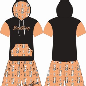 Op de afbeelding: Een zwart en oranje set met korte mouwen, bestaande uit een hoodie en een korte broek. De hoodie heeft een zwarte capuchon en mouwen, met de tekst "BadBoy" in cursief. De korte broek en de voering van de capuchon hebben een patroon van honkballen en sterren.