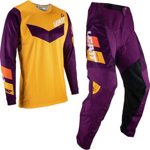 Puede incluir: Un conjunto de equipamiento de motocross de dos piezas en amarillo y morado. La camiseta de manga larga tiene mangas moradas y un diseño de chevron. Los pantalones son morados con paneles negros y detalles en naranja. La marca "LEATT" es visible.
