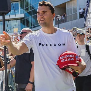 Charlie Kirk Signature Freedom T-shirt: 25% donerat till TPUSA, Politisk unisex mjuk T-shirt, MAGA, Kom ihåg Charlie Kirk