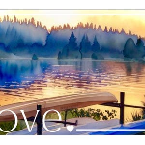 Könnte beinhalten: Ein Aquarellbild eines Sees mit einem Holzkanu, das auf einem Steg ruht. Der See ist von Bäumen umgeben und der Himmel ist in sanftem Orange und Gelb gehalten. Das Wort "love" ist in weißen Buchstaben am unteren Rand des Bildes geschrieben.