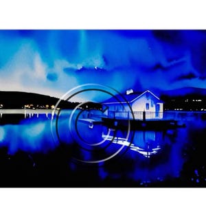 Könnte beinhalten: Ein digitaler Kunstdruck eines kleinen weißen Hauses an einem See bei Nacht. Das Kunstwerk wird von Blautönen dominiert, wobei das Haus und seine Spiegelung deutlich sichtbar sind. Der Himmel ist tiefblau, und das Wasser reflektiert die Lichter vom Ufer.