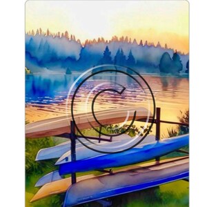Könnte beinhalten: Aquarellmalerei einer Seelandschaft mit Kanus. Das Bild zeigt ein Gestell mit mehreren Kanus in Blau-, Beige- und Gelbtönen. Der Hintergrund zeigt einen Sonnenuntergang über einer Baumreihe mit Reflexionen im Wasser.
