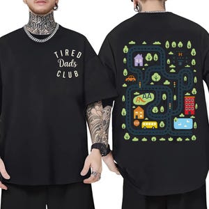 Müde Dads Club Playmat Shirt, lustiges Papa T-Shirt mit Car Track Straßenkarte Rückseite, Vatertagsgeschenk von Kindern, Interaktives spielen T-Shirt, Papa Geschenk