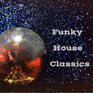 Puede incluir: Una bola de discoteca plateada con un centro rojo y dorado sobre un fondo azul oscuro con purpurina plateada. El texto "Funky House Classics" está escrito en blanco.