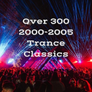 Può includere: Una scena di concerto con una folla numerosa illuminata da luci laser rosse e blu. Il testo "Over 300 2000-2005 Trance Classics" è visualizzato in bianco. L'immagine cattura un'atmosfera vibrante, probabilmente a un festival musicale o a un concerto.