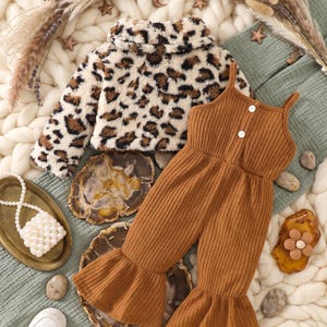 Completo invernale da bambina con giacca in pelliccia sintetica leopardata e pantaloni in velluto a coste, pantaloni a zampa d'elefante.