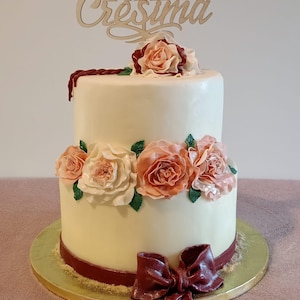 Torta scenografica per cresima con fiori rosa e fiocco