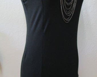 Dies ist ein schwarz farblich trendiges Rüschen Stretch Tank Kleid mit schwarzer Nähdekoration plus made in USA (vn60)