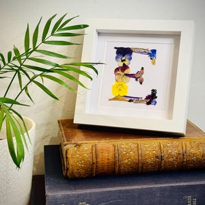 Cuadro personalizado con inicial de flor o letra individual, bellamente enmarcado, hecho con flores secas reales y barnizadas. Un regalo personal único.