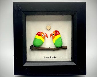 Pássaros apaixonados em arte feita com pedras, presente personalizado para casamento ou aniversário.