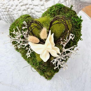 Moosherz Grabgesteck Grabschmuck Dekoration mit Moos Schmetterling aus Wachs