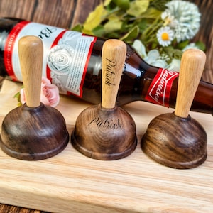 Walnoothouten flesopener met plunjer: leuk cadeau voor bruidsjonkers