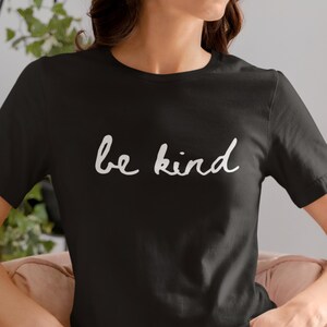 T-shirt met positieve boodschap, Be Kind T-shirt, inspirerend typografieontwerp
