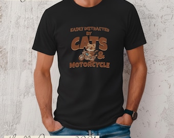 Könnte beinhalten: Schwarzes T-Shirt mit dem Text "EASILY DISTRACTED BY CATS & MOTORCYCLE" in Braun. Die Grafik zeigt eine Katze auf einem Motorrad. Das Shirt ist ein Bella Canvas 3001.