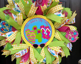 Das Leben ist besser in Flip-Flops-Kranz, Sommer-Flip-Flop-Türdekor, heller tropischer Netzkranz, Strandhaus-Haustürkranz, bunter Sommer