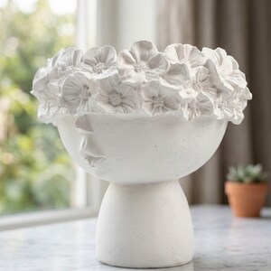 Puede incluir: Un juego de tres cuencos apilables de cer&aacute;mica en tonos azules, verdes y blancos. Los cuencos presentan un esmalte moteado y un dise&ntilde;o sencillo y moderno. El cuenco m&aacute;s grande mide unos 20 cm de di&aacute;metro.