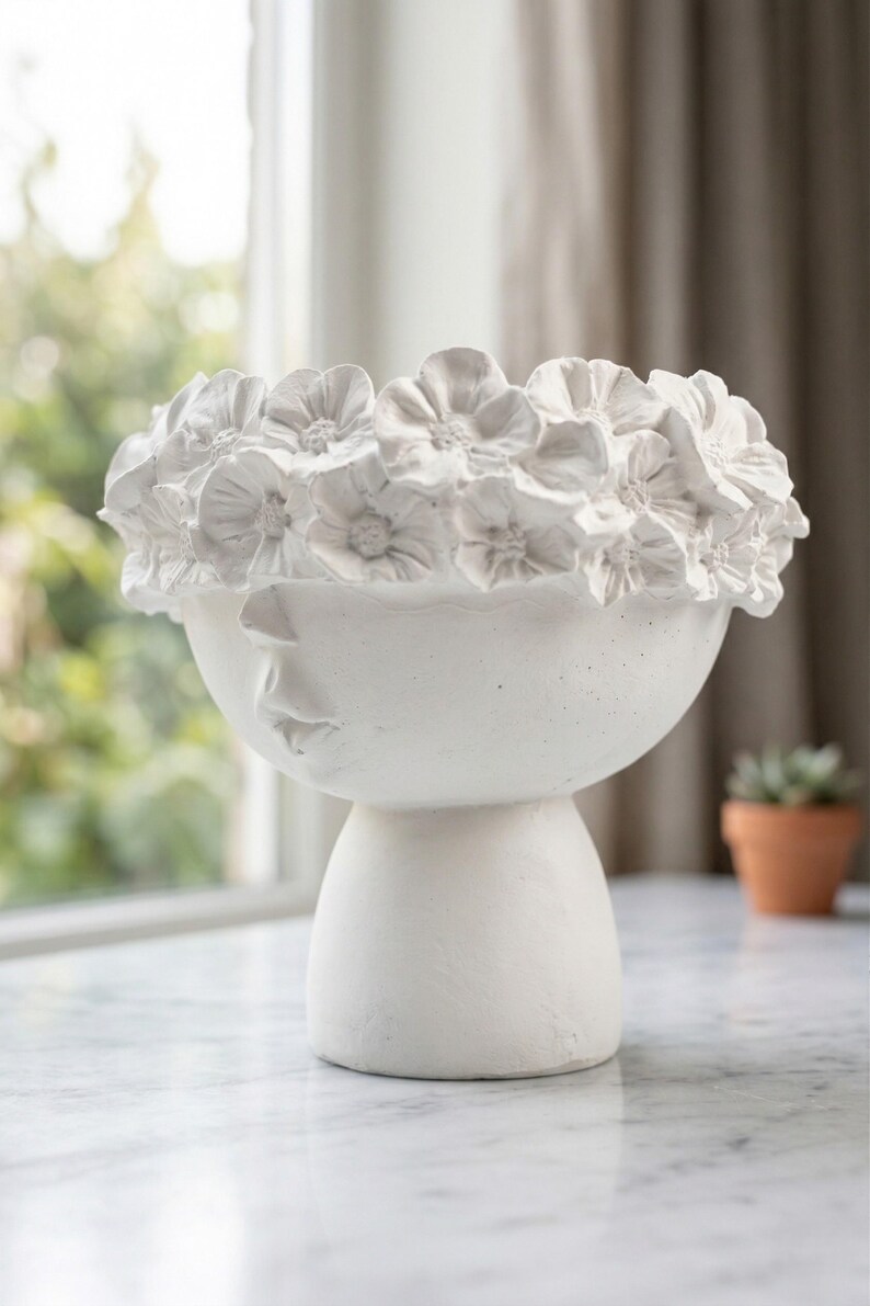 Puede incluir: Un juego de tres cuencos apilables de cer&aacute;mica en tonos azules, verdes y blancos. Los cuencos presentan un esmalte moteado y un dise&ntilde;o sencillo y moderno. El cuenco m&aacute;s grande mide unos 20 cm de di&aacute;metro.