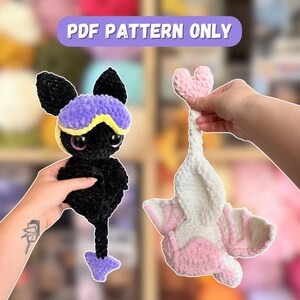 Könnte beinhalten: Zwei handgefertigte Häkeltier-Plüschtiere. Eines ist eine schwarze Fledermaus mit lila und gelben Akzenten, das andere ein weißes und rosa Wesen mit herzförmigem Kopf. Der Text "PDF PATTERN ONLY" wird oben angezeigt.