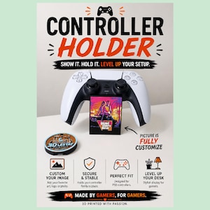 Puede incluir: Un soporte para mando impreso en 3D de color negro con un mando de PS5 blanco y negro. El soporte muestra un gráfico de Grand Theft Auto. El texto incluye CONTROLLER HOLDER, SHOW IT. HOLD IT. LEVEL UP YOUR SETUP., PICTURE IS FULLY CUSTOMIZE y MADE BY GAMERS, FOR GAMERS. También se ve un logotipo circular de 3D LESTAT PRINTING.