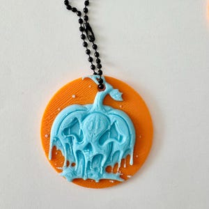 Glow-in-the-Dark pompoensleutelhanger – 3D-geprinte oranje schijf met magneet en ketting – Halloween-tashanger – PLA Pumpkin-rugzakaccessoire (50 mm)