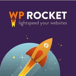 Pu&ograve; includere: Grafica con un razzo stilizzato arancione e giallo che decolla su uno sfondo blu e viola. Il testo "WP ROCKET" &egrave; visualizzato sopra il razzo, con lo slogan "lightspeed your websites" sotto.