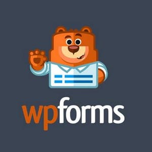 Peut inclure: Un personnage de dessin anim&eacute; en forme d'ours avec un corps orange et une chemise blanche &agrave; rayures bleues. L'ours fait signe de la main droite. Le texte "wpforms" est &eacute;crit en orange et blanc en dessous sur fond gris fonc&eacute;.