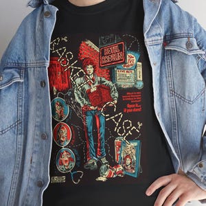 T-shirt unisex in cotone pesante con grafica vintage del film horror "Aesthetic Basket Case"