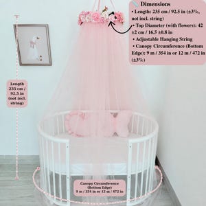 Puede incluir: Un dosel de cama de tul rosa con una corona de flores en la parte superior. Dimensiones: 235 cm de largo, 42 cm de di&aacute;metro superior y una circunferencia inferior de 9 m o 12 m. Incluye una cuerda de suspensi&oacute;n ajustable para su instalaci&oacute;n.