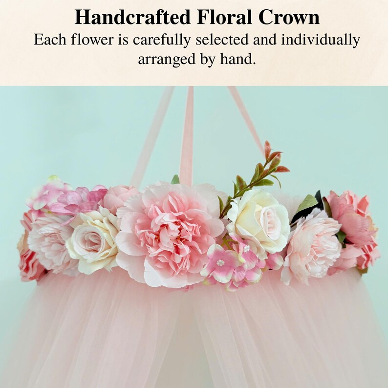 Puede incluir: Una corona floral con flores artificiales rosas y crema dispuestas en una banda circular, con largas cintas rosas para colgar. Debajo de las flores, cuelga un dosel de tul rosa transparente. El texto dice: Handcrafted Floral Crown.