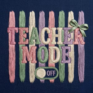 Puede incluir: Obra de arte bordada sobre tela azul marino. El texto "TEACHER MODE OFF" se muestra en colores pastel. Líneas verticales en rosa, verde y morado rodean el texto. Un lazo de cinta verde está en la esquina superior derecha.