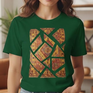 以下が含まれることがあります： 赤、黄、茶色の幾何学模様のラグ柄が特徴の緑色のTシャツ。Tシャツは青いジーンズと組み合わせています。全体的なテーマはカジュアルウェアです。