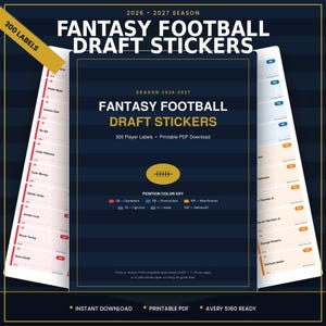 Puede incluir: Un conjunto de 300 pegatinas para el draft de fútbol fantástico de la temporada 2026-2027. El PDF imprimible incluye etiquetas de jugadores con una clave de color por posición para quarterbacks, running backs, wide receivers y otros equipos.