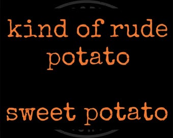 Puede incluir: Fondo negro con texto naranja. El texto dice "kind of rude potato" encima de "sweet potato". La fuente es juguetona y ligeramente desgastada. La imagen es un archivo PNG.