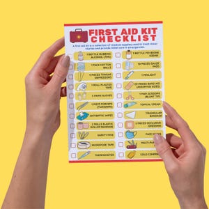 Puede incluir: Una lista de verificación de botiquín de primeros auxilios con un icono de maleta roja en la parte superior. La lista incluye elementos como alcohol, bolas de algodón, gasas, curitas y tijeras. El texto es en blanco y negro sobre fondo blanco.