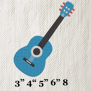 以下が含まれることがあります： 黒いネックと白いサウンドホールが付いた、刺繍された青いアコースティックギター。ギターには赤いペグと白い弦が付いています。3", 4", 5", 6", 8"の数字が下に印刷されています。