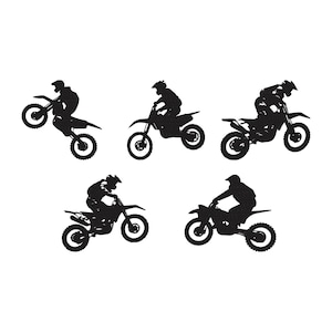Op de afbeelding: Een verzameling van vijf zwarte silhouetafbeeldingen van motorcrossrijders op motorfietsen. Elke rijder draagt een helm en rijdt op een crossmotor in verschillende actieposes, zoals springen of op één wiel rijden.
