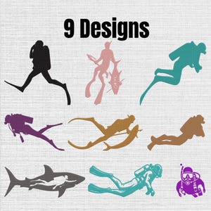 Puede incluir: Una colección de 9 Designs con varias siluetas de buceadores en negro, rosa, azul verdoso, morado, marrón y gris. Los gráficos incluyen buceadores nadando, un buceador con un pez, un buceador con un tiburón y una máscara de buceo.